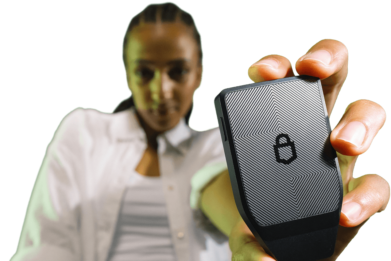 一位女士将 Trezor Safe 7 举向镜头
